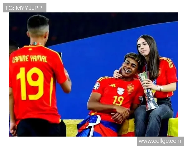 与足球明星携手共度甜蜜时光的女明星们的爱情故事揭秘